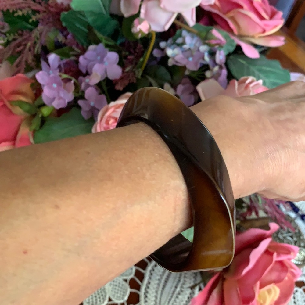 Bakelite  or plastic vintage bangle